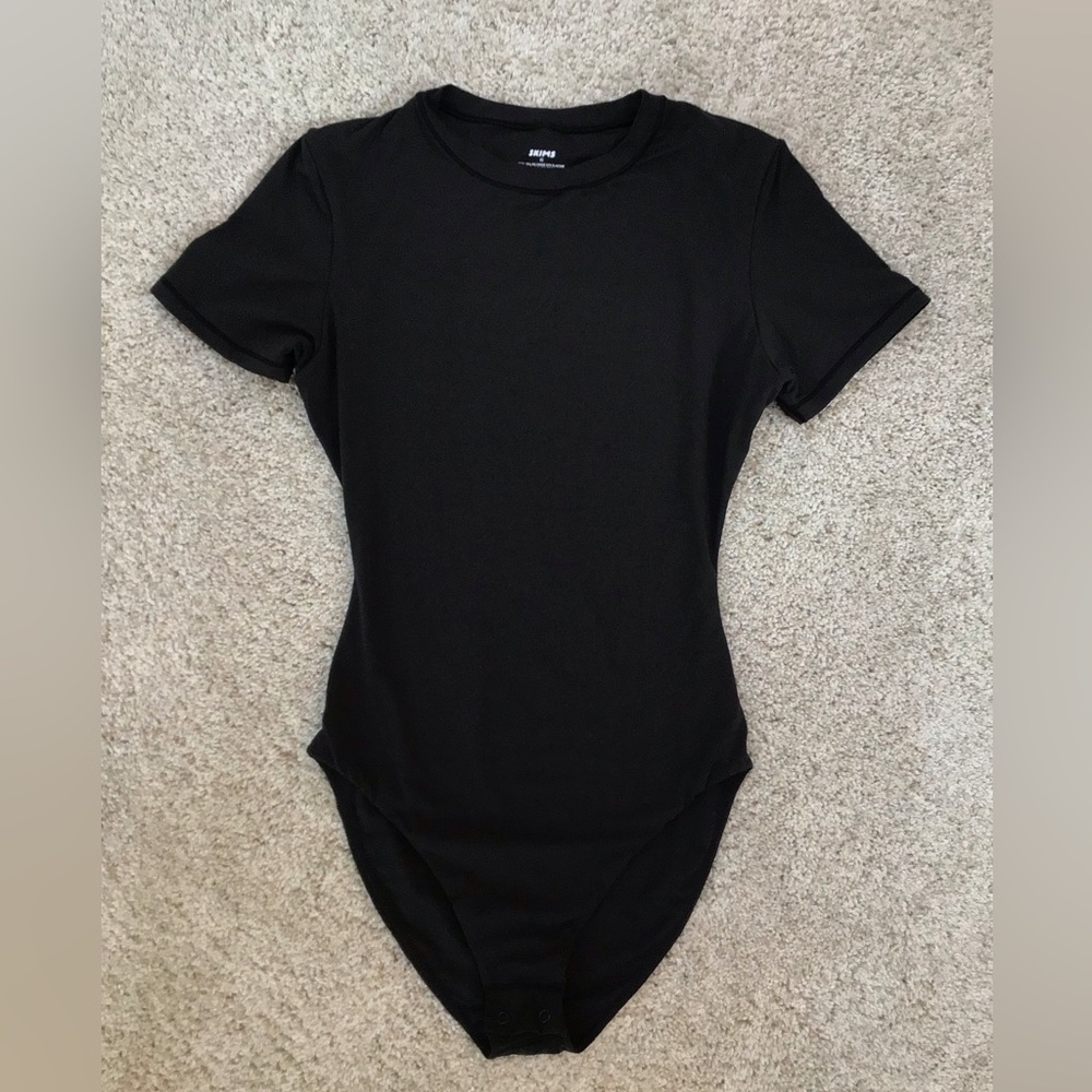 SKIMS Fits Everybody T-Shirt Bodysuit | Onyx - Picture 11 of 16